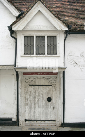 Die alten Sun Inn, stammt aus dem 14. Jahrhundert. Eingang Tür und Fenster, Saffron Walden, Essex, England, UK Stockfoto