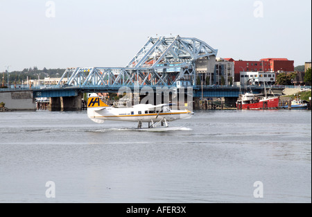 Wasserflugzeug taxis vorbei an der Johnson Street Bridge, Victoria, Britisch-Kolumbien, Kanada Stockfoto