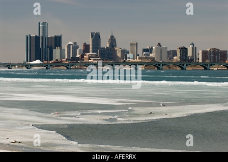 Die Innenstadt von Detroit, Detroit River im Vordergrund, geschossen von Belle Isle, Michigan Stockfoto