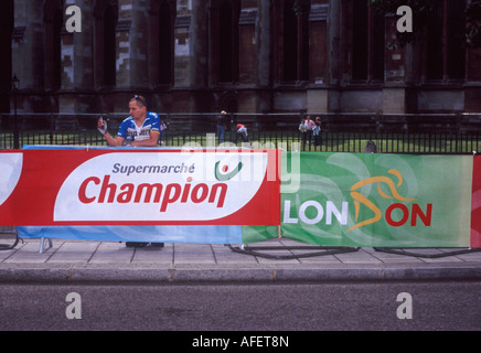 Tour de France 2007 - London: Zuschauer in Radtrikot mit Handy-Kamera hinter Französisch und Englisch-Rennen-Banner Stockfoto