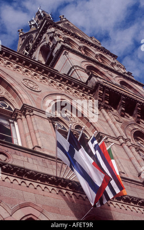 Europäische Nationalflaggen auf Chester Rathaus, wo der Tourist Information befindet, Chester, Cheshire, England Stockfoto