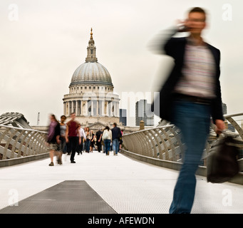 Millennium Brücke St Paul, Bankside London kein bedeutet Model-Release als Rückansicht, Unschärfe, Entfernung keine Personen erkennbar Stockfoto