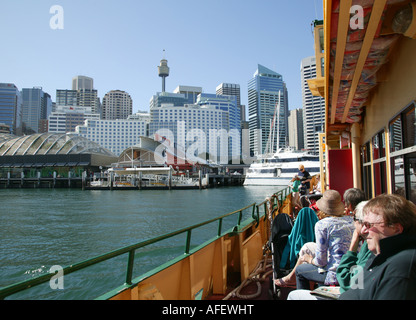 Downtown Sydney angesehen von der Fähre in Darling Harbour, Australien Stockfoto