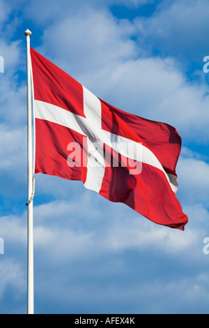 Dänische Flagge vor einem blauen Himmel mit Wolken Stockfoto