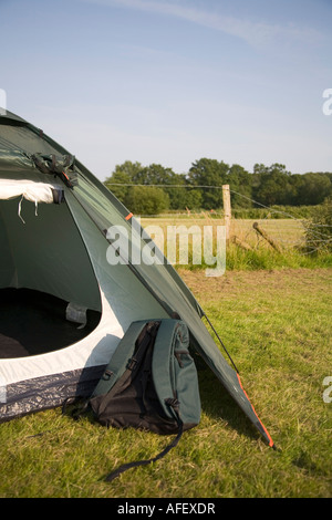 Ein Rucksack und Zelt aufgeschlagen im New Forest, England Stockfoto