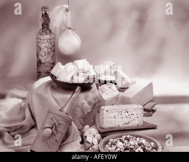 Griechischer Käse im Gruppenfoto auf tan getönten gesprenkelte Hintergrund. Vertikal, Studio Tischplatte. Zeitlose Bild. & Myzithra Feta Stockfoto