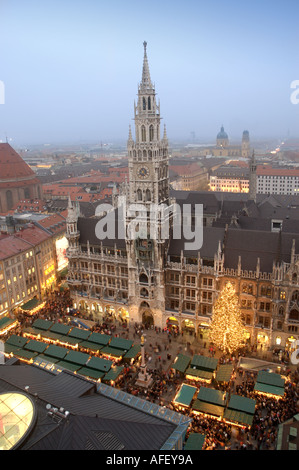 Deutschland Bayern Bayern München Marienplatz Neues Rathaus und Weihnachten Markt Weihnachtsmarkt Stockfoto
