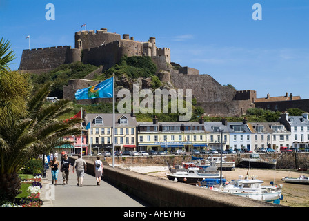 Dh Gorey ST MARTIN JERSEY Touristen zu Fuß an der Strandpromenade Mont Orgueil Castle Channel Islands Stockfoto