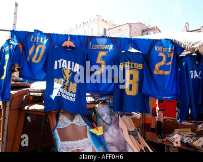 Italienische Fußball-Team-Shirts zum Verkauf auf Markt Stockfoto