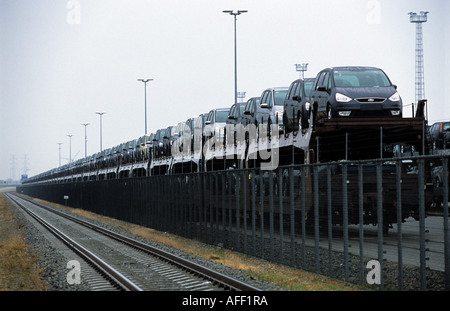 Ford C-Max Fahrzeuge geladen auf Eisenbahnwaggons, die darauf warten, in das Vereinigte Königreich in Vlissingen Osten Docks, Holland transportiert werden. Stockfoto