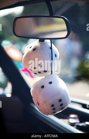 Flauschige Würfel von Rückspiegel im Auto hängen Stockfotografie - Alamy