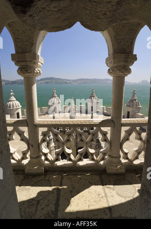 Portugal, Costa de Lisboa, Torre de Belém Turm, Lissabon, Arch & Blick über den Tejo Flussmündung Stockfoto