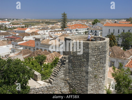 Die Algarve, Tavira Blick über die Stadt von der Burg, Mann skizzieren Blick auf Turm Stockfoto