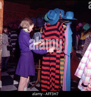 BIBA-Shopper in der Biba-Filiale in der Kensington High Street London 1967 Stockfoto