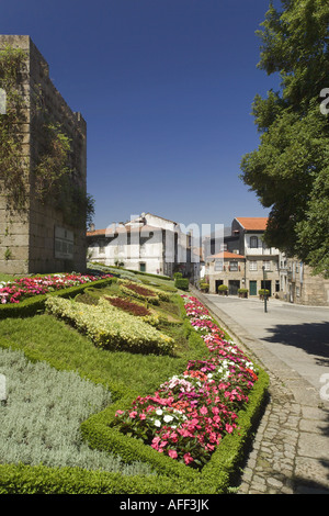 Die Costa Verde, Portugal, Minho District, Ponte De Lima, Anzeigen über Gärten zu The Old Town Stockfoto