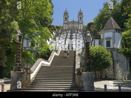 Portugal, Costa Verde, Minho Bezirk, Braga, das Bom Jesus Denkmal.  Die Treppe zur Kirche von Bom Jesus Do Monte. Stockfoto