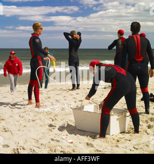 Rettungsschwimmer kommen am Ocean Beach (Team von Rettungsschwimmern training am Strand) zu Hilfe. Stockfoto