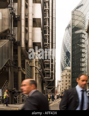 City Arbeitnehmer Geschäftsmann Männer männlich vorbeigehen passieren Lloyds London England UK Stockfoto