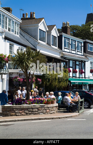 dh Gorey ST MARTIN JERSEY Touristen Essen in Straßencafés in Dorf Stockfoto