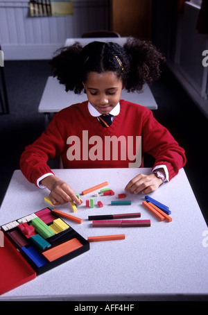 Kleine schwarze Schulmädchen spielen mit Cuisenaire-Stäben Stockfoto