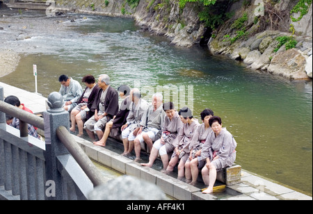 Ältere japanische Leute, Fußbad, Arima Onsen, Hyogo, Japan Stockfoto