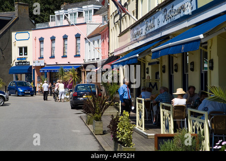 Dh Gorey ST MARTIN JERSEY Touristen Wandern und Essen in Straßencafés in Dorf am Meer Cafe restauran Stockfoto