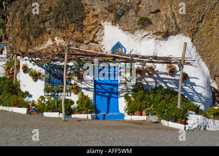 Fishermans home Seite des Hügels am Strand in Nerja Spanien integriert Stockfoto