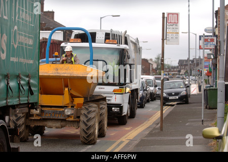 EIN MULDENKIPPER IN EINER WARTESCHLANGE DES VERKEHRS IN BEGRABEN UK Stockfoto