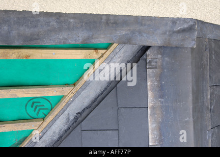 IM ABSCHNITT VON EINEM SCHIEFERDACH IM BAU ZEIGT DIE ATMUNGSAKTIVE ÜBERDACHUNG FILZ MIT BLEI BLINKEN TAL UND HÖLZERNEN BATONS Stockfoto