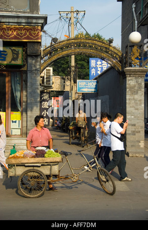 "Beijing CHINA", alten Nachbarschaften "Straßenszene" Hutongs Rikscha Obst Verkäuferin auf Bürgersteig in "Juer Hutong" Houhai Bereich Stockfoto