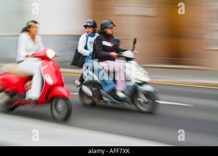 Mopeds mit Fahrer auf Stadtstraße in Nerja Spanien Stockfoto
