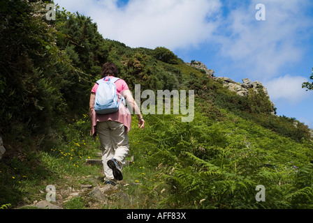 dh Bonne Nuit Bay ST JOHN JERSEY touristischen Frau Wandern bis Nord-Küste-Wanderweg Stockfoto