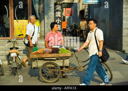 Peking, China, Straßenszene, weibliche „Straßenverkäuferin“, die „frisches Essen“ von Rikscha auf Gehwegen verkauft, Chinesin, Altstadtstraße Stockfoto