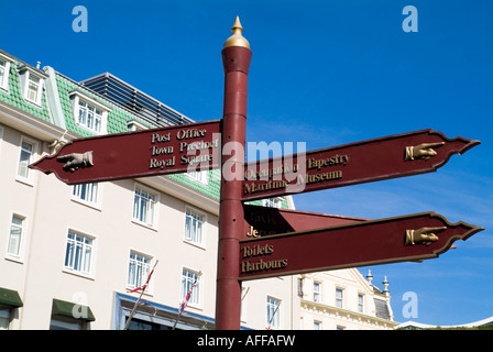 dh ST HELIER JERSEY Touristenschild mit Wegbeschreibung zu Attraktionen Informationsschild mit Schildern zu Channel Islands Stockfoto