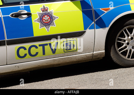 Dyfed und Powys Polizeiauto mit Blitzer oder CCTV Zeichen mobile Verkehrseinheit ausführen, indem die lokalen Constabulary, Geschwindigkeitsüberschreitungen fangen Stockfoto