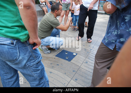 Hütchenspiel, verbotenes Straßenspiel, Ramblas Barcelona Spanien Stockfoto