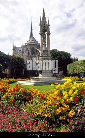 Blumengärten umgeben die Kathedrale Notre Dame in Paris auf der Seine, Paris, Frankreich. Stockfoto