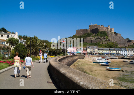 dh Gorey ST MARTIN JERSEY Touristen zu Fuß am Meer promenade Mont Hochmuts Burg Stockfoto