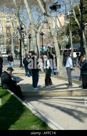 Gruppe von Freunden spielen Petanco in der Sonne Passeig de Lluís Companys Barcelona Katalonien Spanien Stockfoto