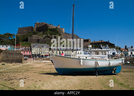 dh Gorey ST MARTIN JERSEY Boote im Hafen befindet sich direkt am Meer und Mont Hochmuts Burg Stockfoto