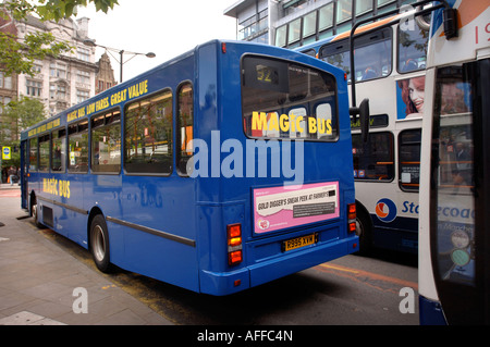 EINE ANZEIGE AUF DER RÜCKSEITE EINES BUSSES MIT EINER KRYPTISCHEN RELIGOUS BOTSCHAFT AUS DER BIBEL IN MANCHESTER UK Stockfoto