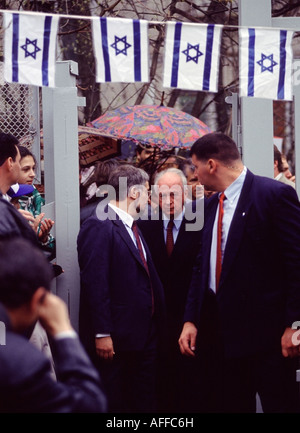Der israelische Ministerpräsident Yitzhak Rabin und Sicherheitspersonal unter israelische Fahnen in Moskau.  Foto von Chuck Nacke Stockfoto