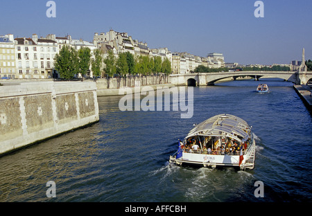 Ein Sightseeing-Boot navigiert Seineufer entlang der West-Bank im Zentrum von Paris, Paris, Frankreich. Stockfoto