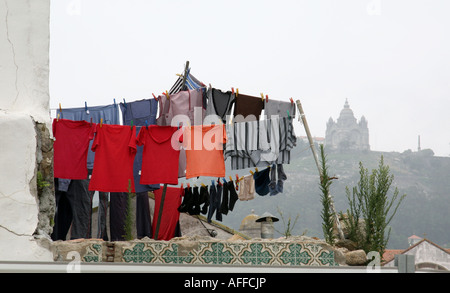 Trocknen waschen vor der Basilika von Santa Luzia in der Ferne gesehen, Viana do Castelo, Nordportugal Stockfoto