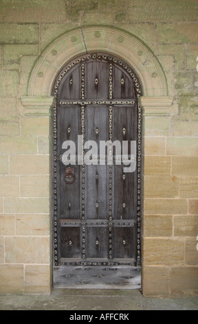 Alte gewölbte beschlagene Holztür Stockfoto