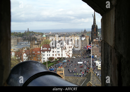 Blick vom Edinburgh Castle nach Osten über die Esplanade Die Royal Mile Stockfoto