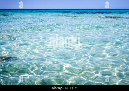 wellige Seelandschaft mit Yacht am fernen Horizont Stockfoto