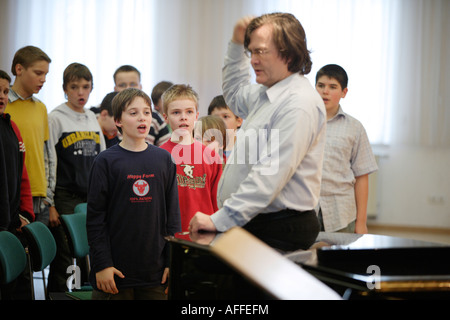 Der Kantor Prof. Georg Christoph Biller während einer Probe im Alumnat mit dem Thomanerchor Stockfoto