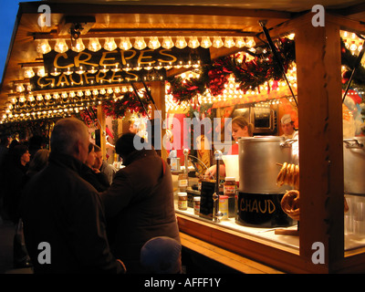 Glühwein, Waffeln und Pfannkuchen stall, Weihnachtsmarkt "Christkindelsmärik", Straßburg, Elsass, Frankreich Stockfoto