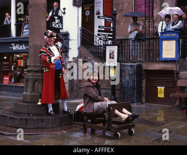 Ausrufer, Orte in voller Tracht und Dreispitz Hut, amerikanischen Tourist in den Beständen in Chester, England Stockfoto